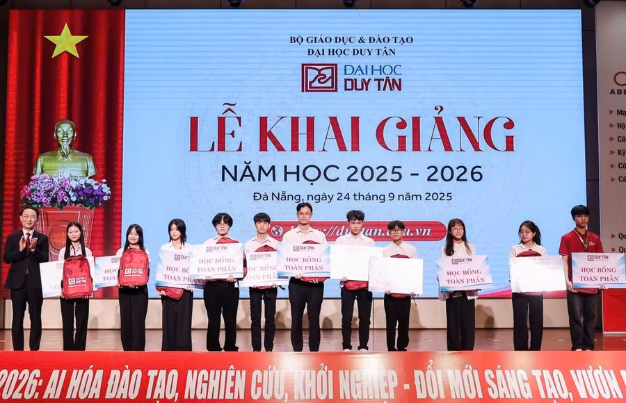 Đại diện Ban giám đốc Đại học Duy Tân trao học bổng cho tân sinh viên. 