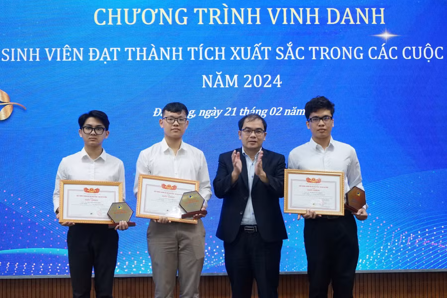 Hiệu trưởng Trường Đại học Bách khoa, Đại học Đà Nẵng trao thưởng cho nhóm SV đạt giải tại các kỳ thi quốc tế. 