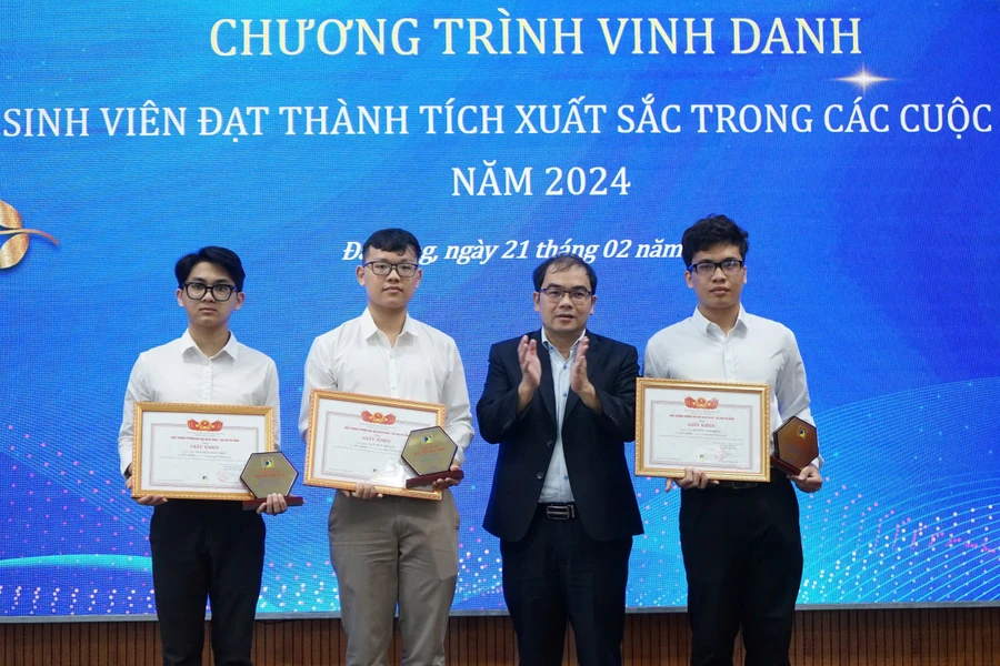 Hiệu trưởng Trường Đại học Bách khoa, Đại học Đà Nẵng trao thưởng cho nhóm SV đạt giải tại các kỳ thi quốc tế. 