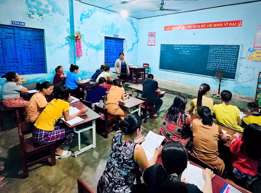 Một lớp học xóa mù chữ ở xã Thạnh Mỹ (TP Đà Nẵng). Ảnh: Alăng Ngước.