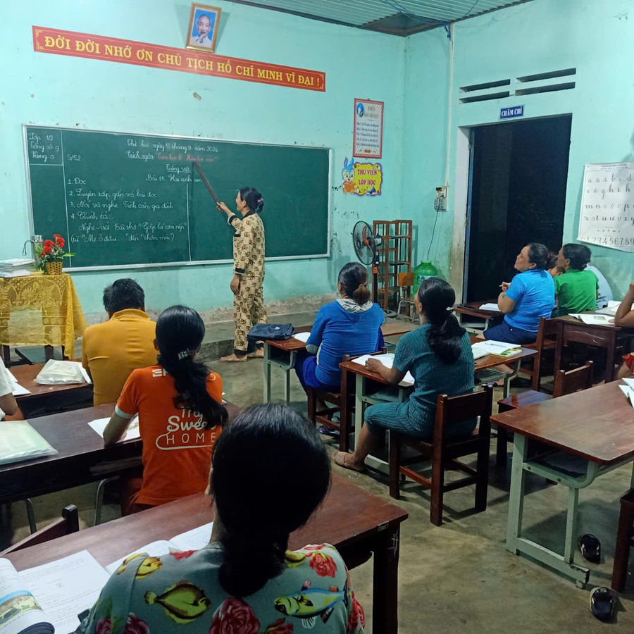 Giờ tập đọc ở lớp xóa mù chữ tại điểm trường thôn Hoa, Trường Tiểu học Zơ Nông, xã Thạnh Mỹ, TP Đà Nẵng. Ảnh: NVCC
