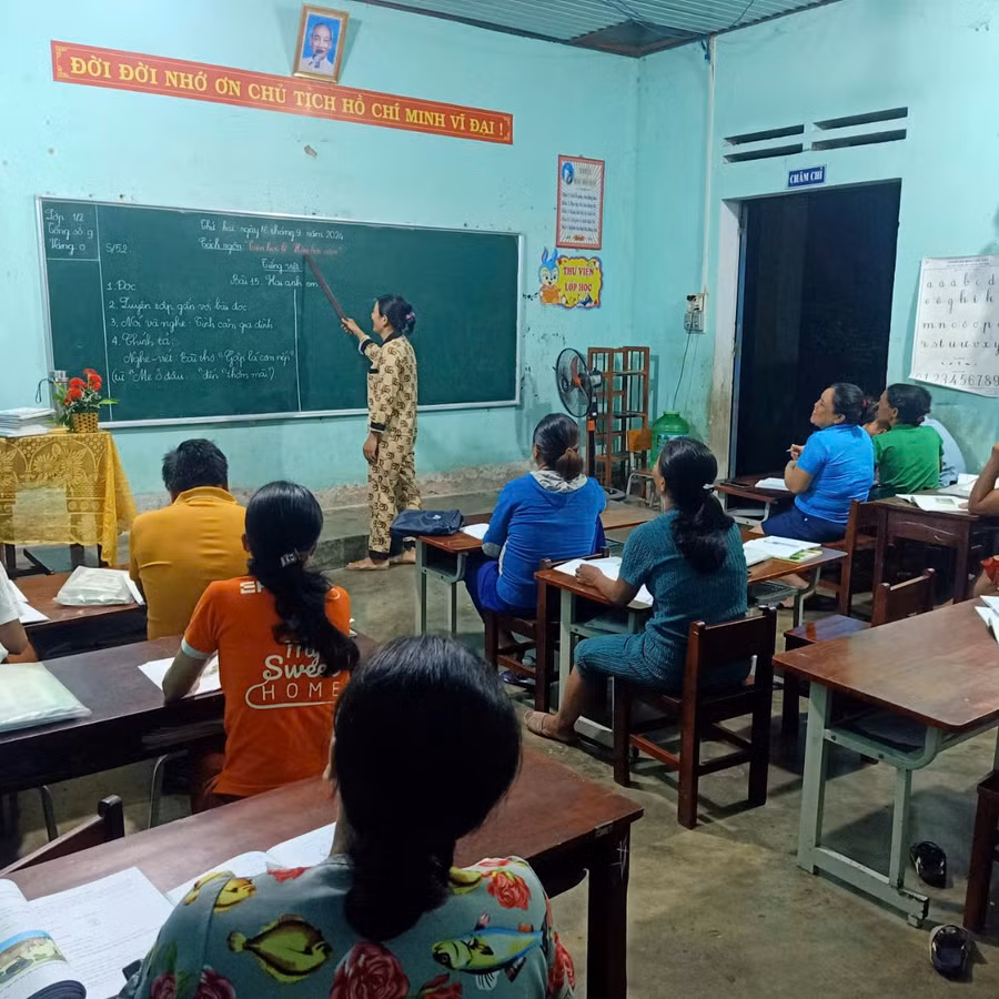 Giờ tập đọc ở lớp xóa mù chữ tại điểm trường thôn Hoa, Trường Tiểu học Zơ Nông, xã Thạnh Mỹ, TP Đà Nẵng. Ảnh: NVCC