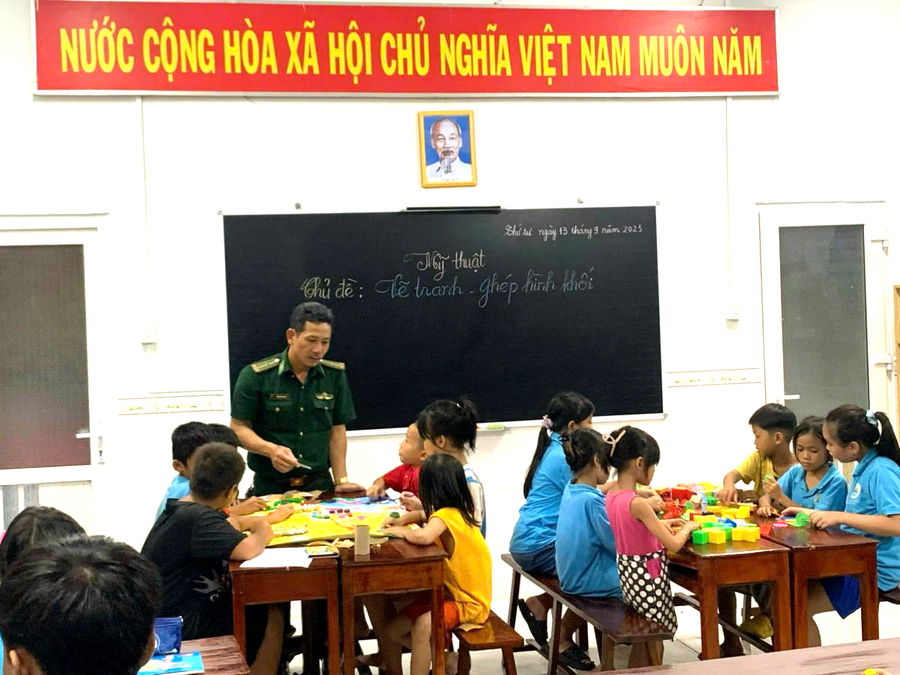 Lớp học tình thương do Trung tá Nguyễn Văn Tưởng đứng lớp tại nhà văn hóa tổ 19, phường Bắc Nha Trang. 