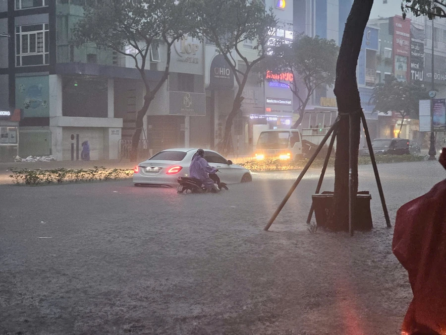 Đường Nguyễn Văn Linh (TP Đà Nẵng) ngập do mưa lớn.