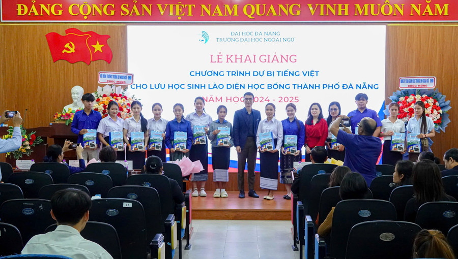 Trường Đại học Ngoại ngữ, Đại học Đà Nẵng tặng quà cho lưu học sinh Lào trong lễ khai giảng. 