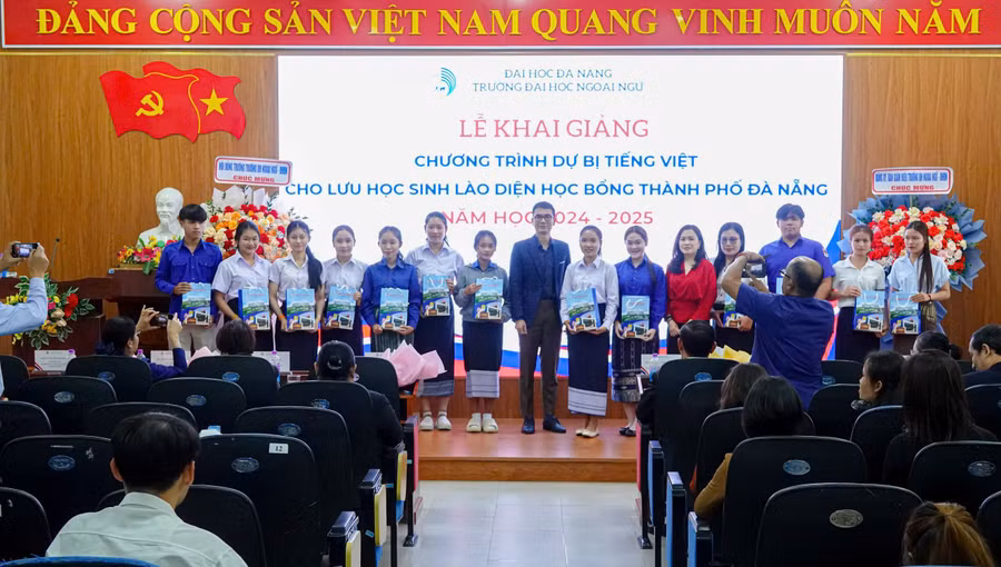 Trường Đại học Ngoại ngữ, Đại học Đà Nẵng tặng quà cho lưu học sinh Lào trong lễ khai giảng. 
