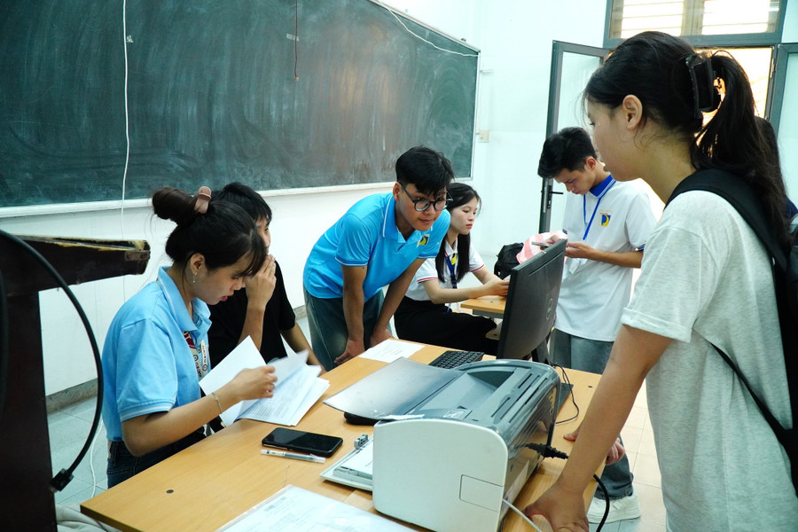 Sinh viên tình nguyện rà soát hồ sơ, hỗ trợ tân sinh viên làm thủ tục nhập học. nhap-hoc-bk-da-nang-sinh-vien-tinh-nguyen-ho-tro.jpg