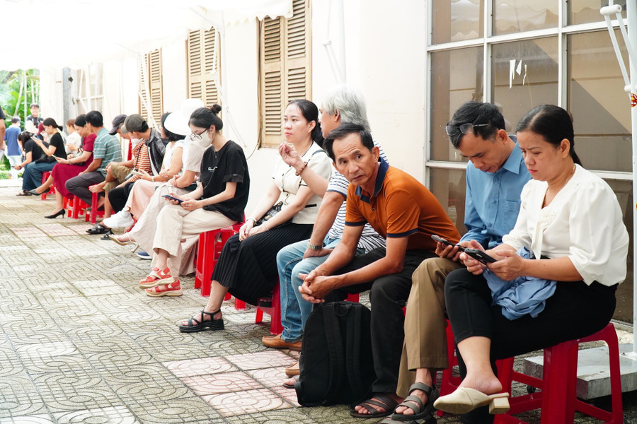 Phụ huynh chờ đợi con làm thủ tục nhập học trực tiếp tại Trường Đại học Bách khoa - Đại học Đà Nẵng. nhap-hoc-truong-dai-hoc-bach-khoa-da-nang.jpg