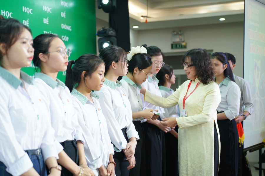 TS Nguyễn Thị Anh Đào, Hiệu trưởng Trường Đại học Đông Á trao quà hỗ trợ đến các sinh viên có gia đình bị thiệt hại trong cơn bão số 10 (Bualoi). trao-ho-tro-sv-7r302212.jpg