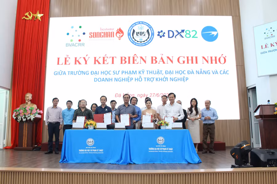 Đại diện Trường Đại học Sư phạm Kỹ thuật, Đại học Đà Nẵng và các doanh nghiệp hỗ trợ khởi nghiệp ký kết hợp tác. 