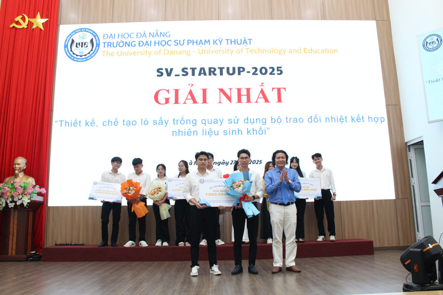 PGS.TS Phan Cao Thọ trao cho nhóm sinh viên có đề tài giành giải Nhất Cuộc thi “Sinh viên với ý tưởng khởi nghiệp” năm 2025. truong-dh-su-pham-ky-thuat-da-nang-khoi-nghiep.jpg