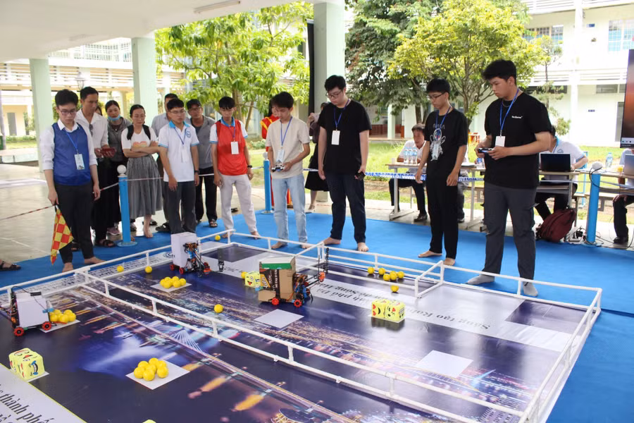 Học sinh các trường THPT TP Đà Nẵng tham gia cuộc thi Sáng tạo Robotics TP Đà Nẵng lần thứ I năm 2025 do Trường Đại học Sư phạm Kỹ thuật, Đại học Đà Nẵng tổ chức.