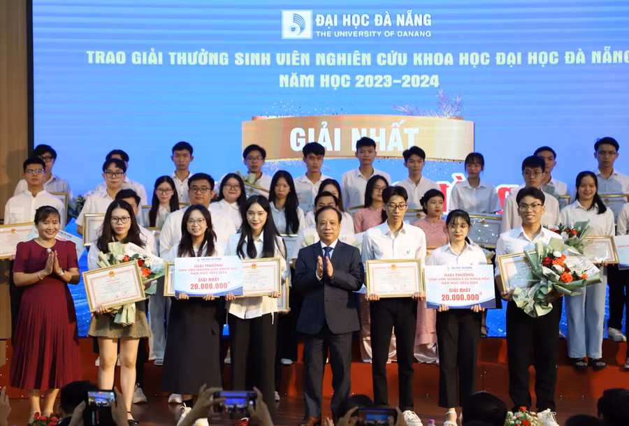 Giám đốc Đại học Đà Nẵng trao giải Nhất Giải thưởng Sinh viên nghiên cứu khoa học cấp Đại học Đà Nẵng năm học 2023-2024. 
