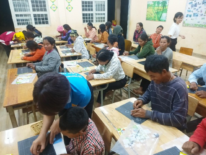 Lớp xóa mù chữ do giáo viên Trường Tiểu học Tân Thanh 2 đứng lớp. (Ảnh: Trang thông tin huyện Lâm Hà). lop-xoa-mu-chu-lam-dong.png