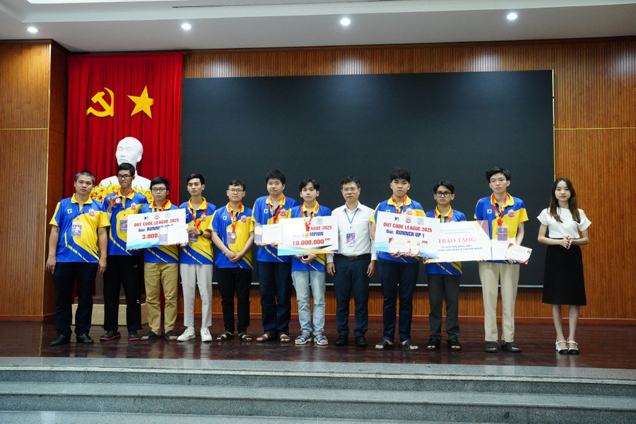PGS.TS Nguyễn Hồng Hải trao thưởng cho các đội đoạt giải tại vòng chung kết.