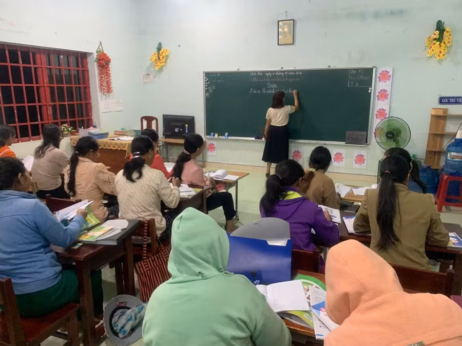 Một lớp xóa mù chữ tại xã Nam Giang, TP Đà Nẵng. Ảnh: (Ngước - Thủy)