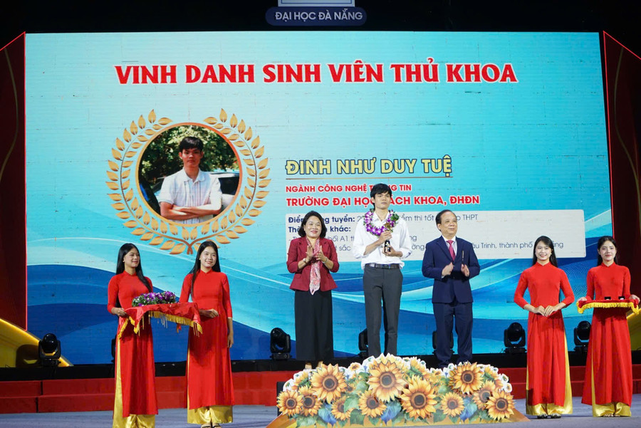 Đại học Đà Nẵng khen thưởng sinh viên là thủ khoa Trường Đại học Bách khoa. vinh-danh-thu-khoa.jpg
