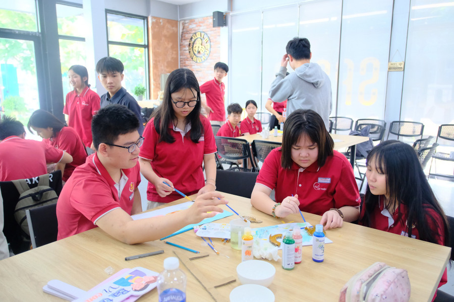 Học sinh Trường THPT Việt - Nhật workshop trải nghiệm màu vẽ thực vật BINKS tại Không gian sáng chế Viện Nghiên cứu và Đào tạo Việt - Anh, Đại học Đà Nẵng. bikns-du-an-mau-ve-thuc-vat.jpg