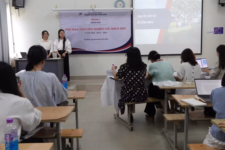 Sinh viên trình bày đề tài nghiên cứu khoa học tại các tiểu ban. 