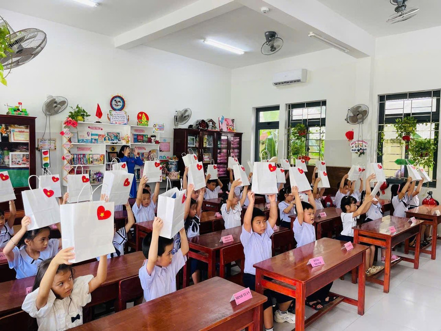 Học sinh lớp Một, Trường Tiểu học Võ Thị Sáu (phường Hải Châu, TP Đà Nẵng) được tặng một món quà trong ngày tựu trường. vo-thi-sau.jpg