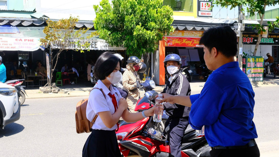 Gửi nước mát và lời chúc may mắn đến thí sinh dự thi tại Hội đồng coi thi Trường THPT Nguyễn Văn Thoại. truong-thpt-nguyen-van-thoai.jpg