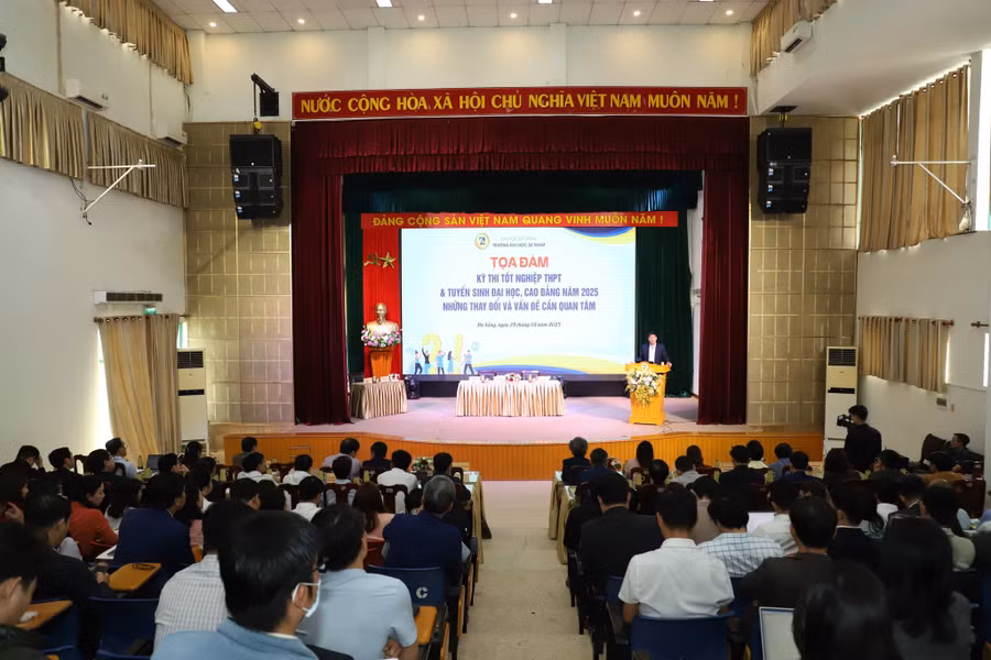 Tọa đàm thu hút CBQL các sở GD&ĐT, trường THPT các tỉnh miền Trung - Tây Nguyên và Tây Nam Bộ tham dự. 