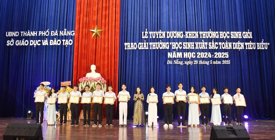 Bà Nguyễn Thị Anh Thi, Phó Chủ tịch UBND TP Đà Nẵng trao khen thưởng cho các học sinh có thành tích xuất sắc.
