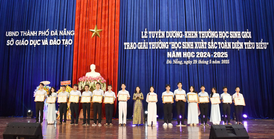 Bà Nguyễn Thị Anh Thi, Phó Chủ tịch UBND TP Đà Nẵng trao khen thưởng cho các học sinh có thành tích xuất sắc.