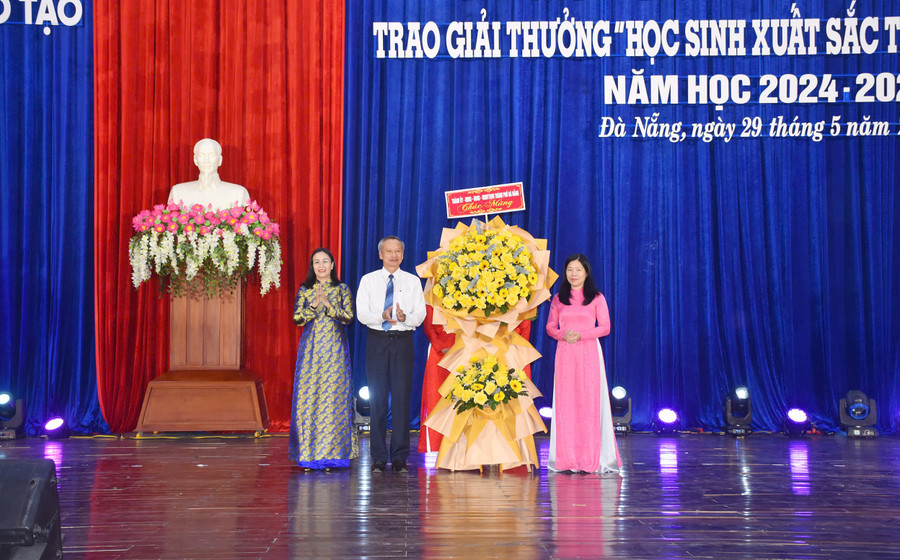 Ông Đoàn Ngọc Hùng Anh (thứ 2, trái sang) - Phó Chủ tịch HĐND TP Đà Nẵng và bà Nguyễn Thị Anh Thi (bên trái) - Phó Chủ tịch UBND thành phố tặng hoa chúc mừng ngành GD&ĐT. so-gddt-da-nang.jpg
