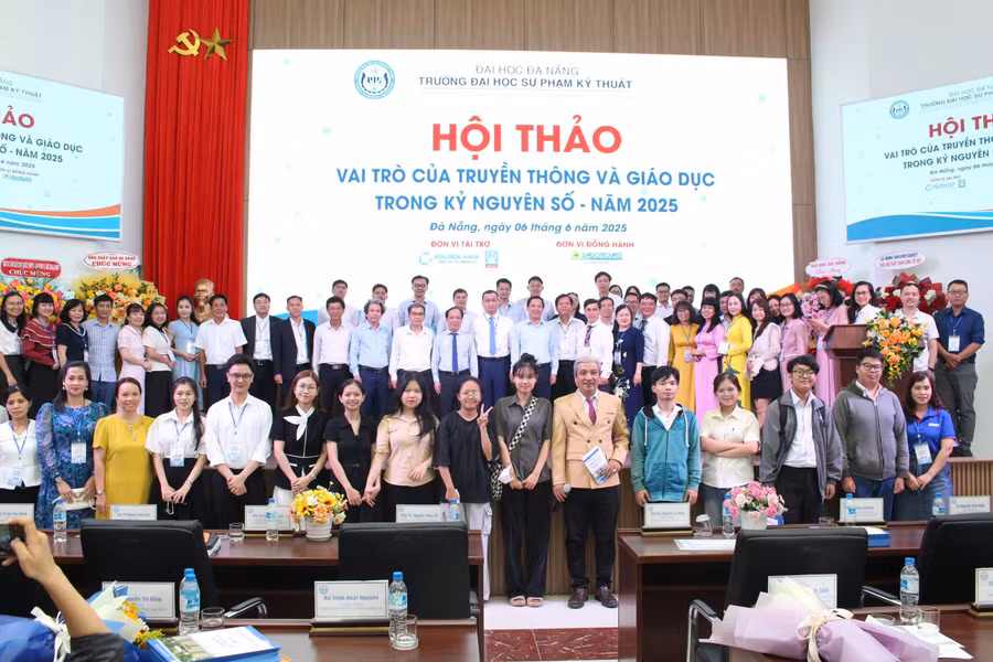 Đại biệu tham gia Hộit thảo chụp ảnh lưu niệm. 