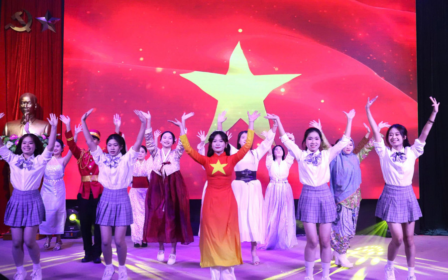 Một tiết mục văn nghệ do sinh viên quốc tế biểu diễn.