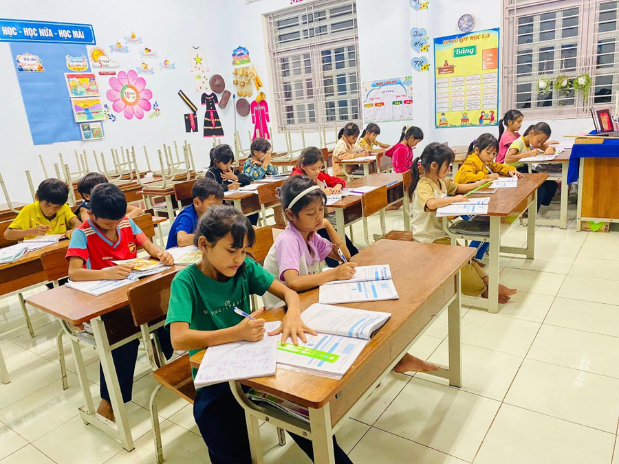 Học sinh Trường Phổ thông dân tộc bán trú Tiểu học Chu Văn An (xã Trà Tập, TP Đà Nẵng) vừa trở lại trường học tập sau hơn 1 tuần nghỉ học do mưa lũ.