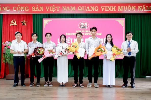 Lễ kết nạp Đảng viên là đoàn viên học sinh của Trường THPT Nguyễn Văn Thoại. truong-thpt-nguyen-van-thoai-da-nang-ket-nap-dang.jpg