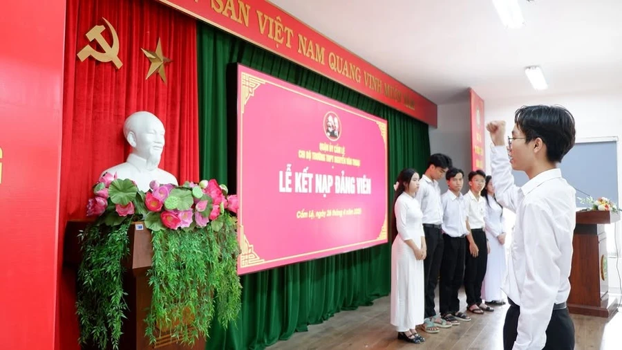 Lễ kết nạp Đảng viên là học sinh của Chi bộ Trường THPT Nguyễn Văn Thoại (Đà Nẵng).