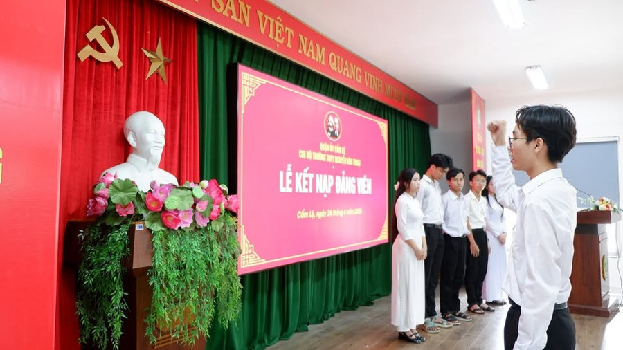 Lễ kết nạp Đảng viên là học sinh của Chi bộ Trường THPT Nguyễn Văn Thoại (Đà Nẵng).