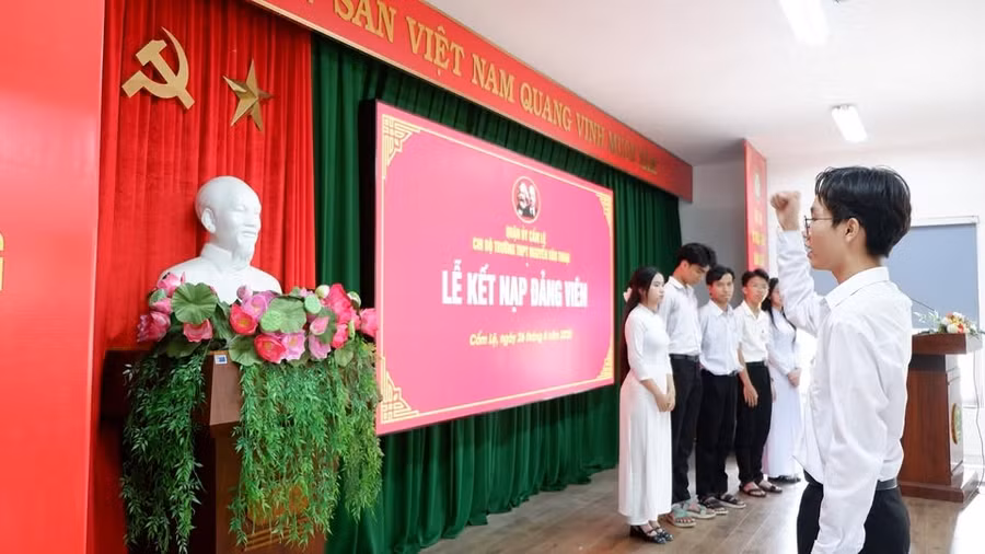 Lễ kết nạp Đảng viên là học sinh của Chi bộ Trường THPT Nguyễn Văn Thoại (Đà Nẵng).