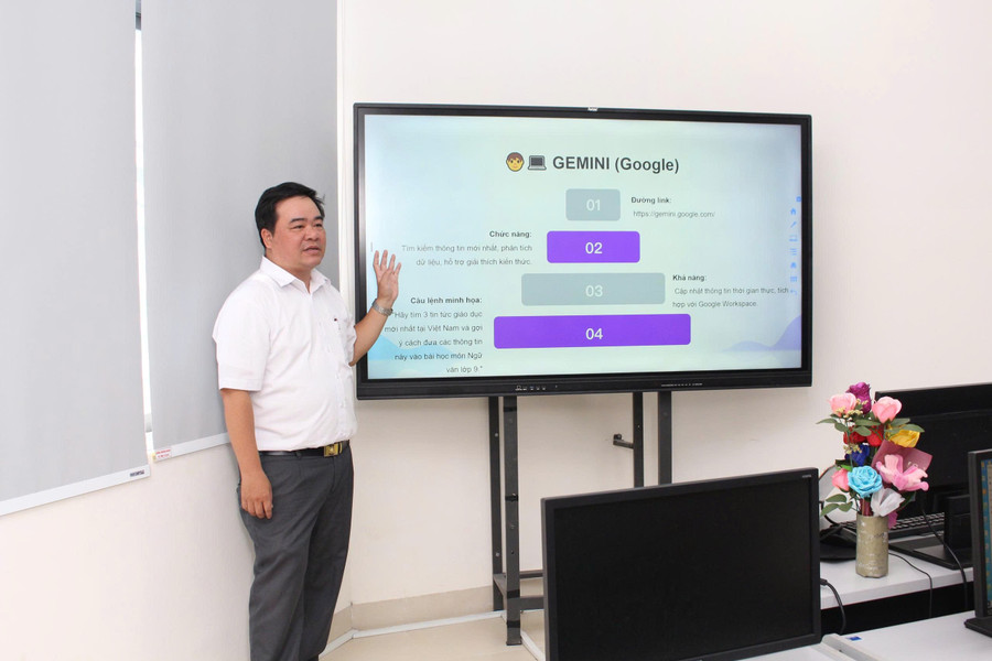 Thạc sĩ Lê Vũ trong buổi tập huấn ứng dụng trí tuệ nhân tạo vào dạy học cho giáo viên Trường Tiểu học Ông Ích Khiêm (phường Hải Châu, TP Đà Nẵng). thac-si-le-vu.jpg