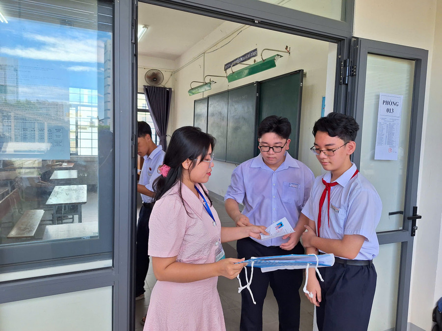 Cán bộ coi thi làm thủ tục gọi thí sinh vào phòng thi. 
