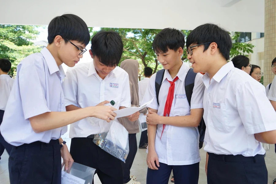 Thí sinh Đà Nẵng thảo luận bài sau buổi thi môn Toán