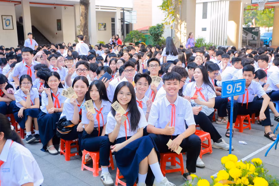 Học sinh lớp 9 Trường THCS Tây Sơn tham gia chương trình sinh hoạt chuyên đề “Thanh âm Di sản” về nghệ thuật bài chòi. 