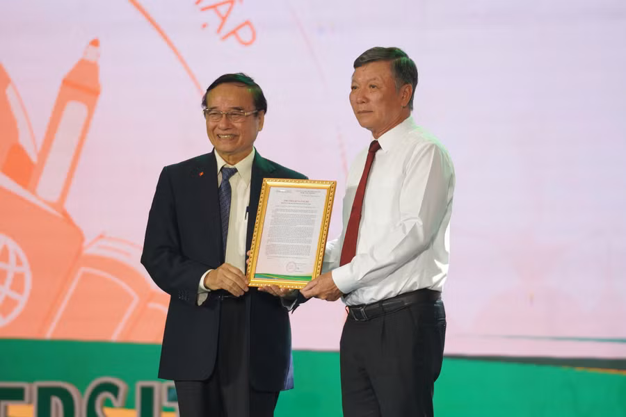 Đại diện Trường Đại học Đông Á trao số tiền vận động ủng hộ đồng bào các tỉnh miền Bắc bị ảnh hưởng bởi cơn bão số 3 thông qua Mặt trận tổ quốc TP Đà Nẵng. 