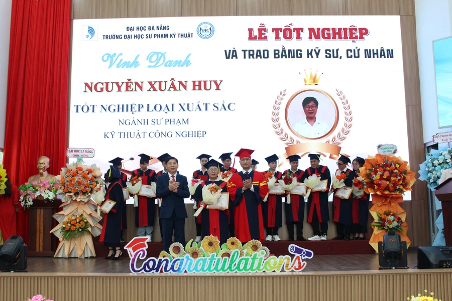 Trường Đại học Sư phạm Kỹ thuật, Đại học Đà Nẵng vinh danh các sinh viên tốt nghiệp loại Xuất sắc. 