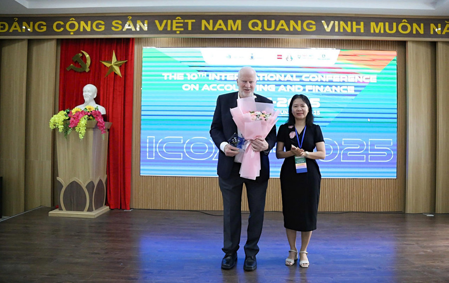 Ban tổ chức tặng hoa cho diễn giả chính của Hội thảo. truong-dai-hoc-kinh-te-da-nang.jpg