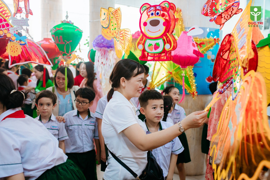 Phụ huynh cùng tham gia hoạt động gây quỹ của học sinh Trường Tiểu học - THCS Đức Trí (quận Hải Châu, TP Đà Nẵng) 