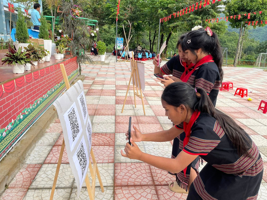 Học sinh Trường Phổ thông dân tộc bán trú Tiểu học & THCS Trà Nam (xã Trà Linh, TP Đà Nẵng) hưởng ứng tuần lễ học tập suốt đời năm 2025.