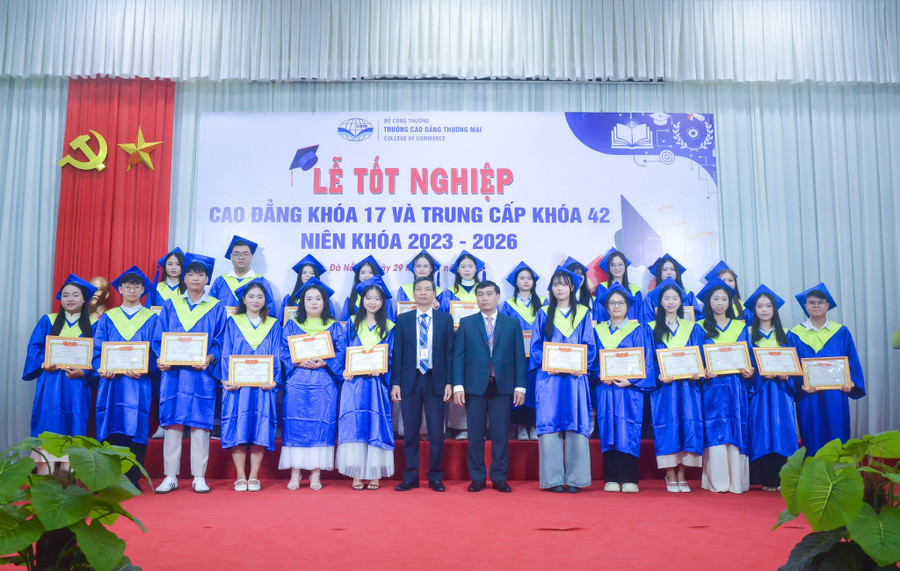 Khen thưởng cho học sinh - sinh viên giỏi tiêu biểu toàn khóa.