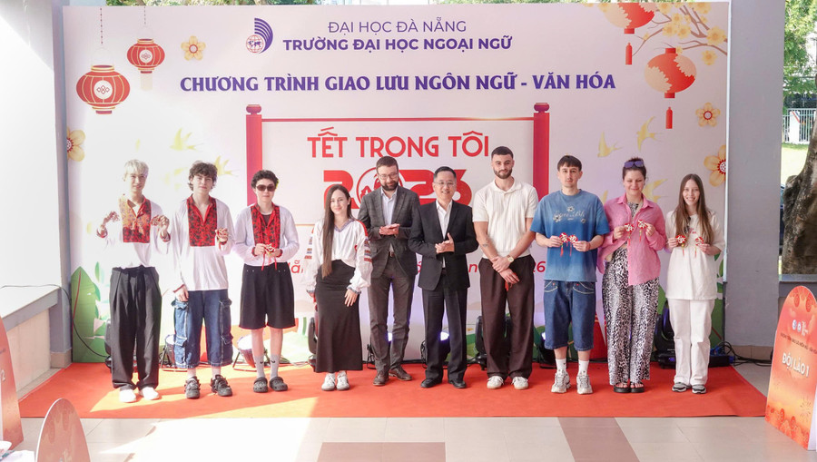 Đại diện Ban giám hiệu Trường Đại học Ngoại ngữ, Đại học Đà Nẵng tặng quà lưu niệm cho sinh viên quốc tế tham gia chương trình.