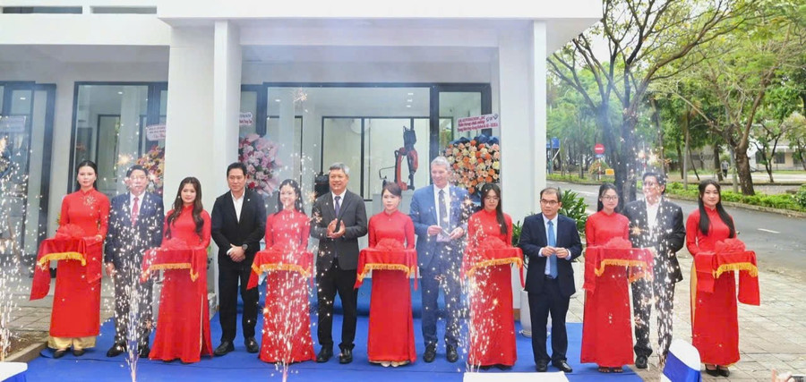 Lễ cắt băng khánh thành Trung tâm Đào tạo, Nghiên cứu và Phát triển Ứng dụng Robot Công nghiệp và Trí tuệ nhân tạo.