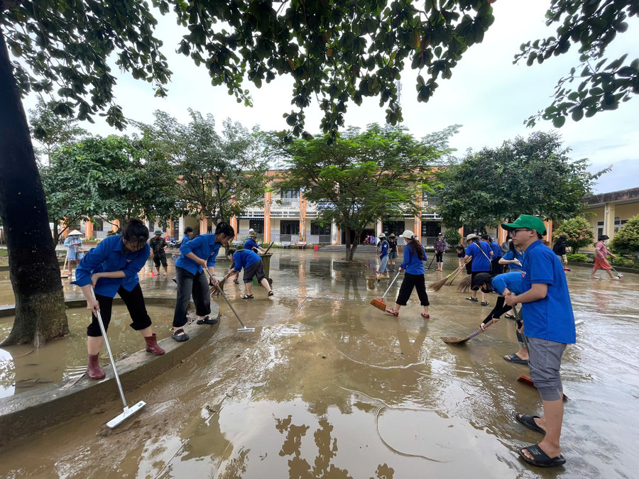 Sinh viên tình nguyện Trường Đại học Kinh tế dọn bùn đất, thu gom rác tại các trường học thuộc xã Vu Gia, TP Đà Nẵng. truong-dai-hoc-kinh-te-da-nang-don-ve-sinh-sau-lu.jpg