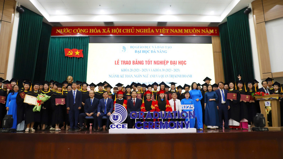 Trung tâm Đào tạo Thường xuyên - Đại học Đà Nẵng trao bằng tốt nghiệp cho học viên khóa 28 và khóa 30. 